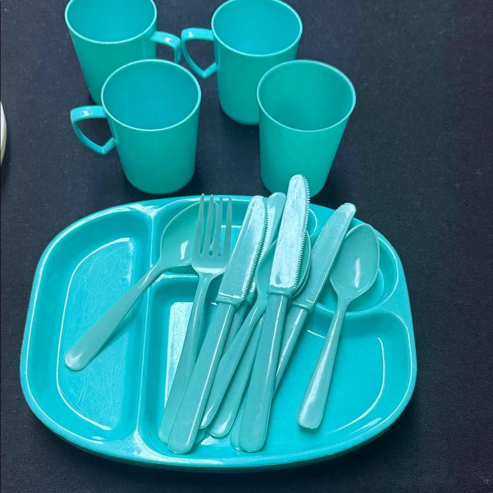 Colorful Plastic Dinnerware Set - Picture 14 of 15